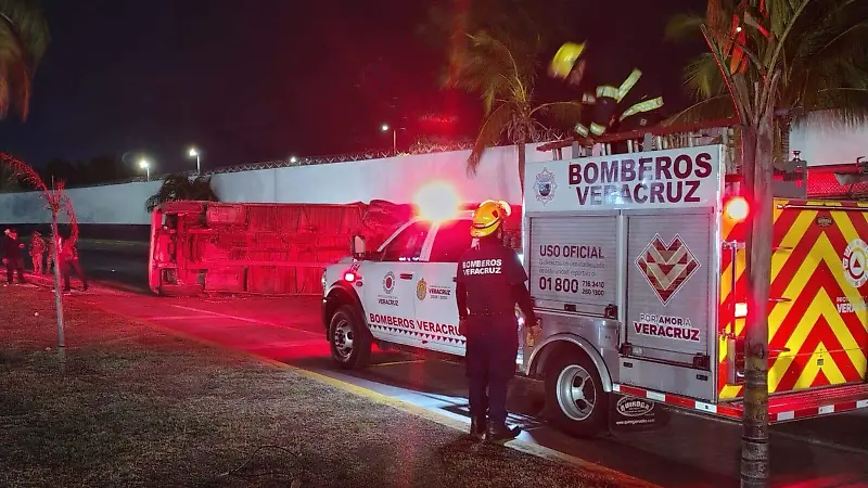 Volcadura de camión urbano en el puerto de Veracruz